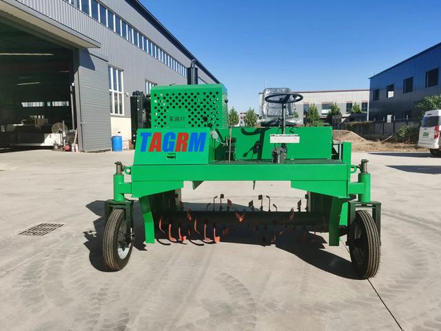 self-propelled manure compost turner detail